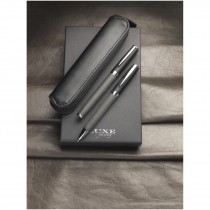 Koolstofvezel cadeauset met twee pennen en etui (zwarte inkt)